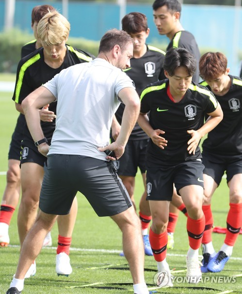 가볍게 몸 푸는 축구 대표팀(두바이=연합뉴스) 안정원 기자 = 파울루 벤투 감독이 이끄는 축구 대표팀 이승우 등이 8일 오전(현지시간) 아랍에미리트 두바이 폴리스 오피서스 클럽 훈련장에서 회복훈련을 하고 있다. 2019.1.8 jeong@yna.co.kr