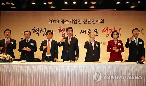 '중소기업인을 위하여'(서울=연합뉴스) 김승두 기자 = 이낙연 국무총리가 9일 서울 중소기업중앙회에서 열린 중소기업인 신년인사회에 참석해 건배를 하고 있다. 오른쪽부터 바른미래당 손학규 대표, 자유한국당 나경원 원내대표, 경영자총협회 손경식 회장, 이낙연 국무총리, 중소기업중앙회 박성택 회장, 더불어민주당 이해찬 대표, 중소벤처기업부 홍종학 장관. kimsdoo@yna.co.kr