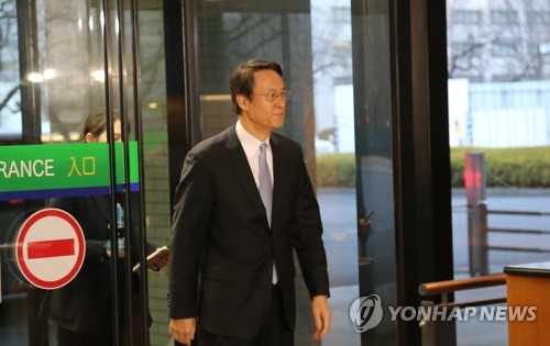 일본 정부, 한국대사 초치…외무성 들어서는 이수훈 대사(도쿄=연합뉴스) 김병규 특파원 = 이수훈 주일 한국대사가 한국 법원이 신일철주금에 대한 자산압류를 승인한 것과 관련해 9일 일본 정부의 초치를 받고 굳은 표정으로 외무성에 들어서고 있다. 2019.1.9 bkkim@yna.co.kr