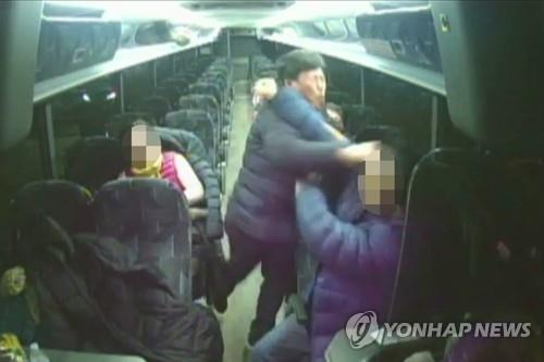 가이드 폭행하는 지방의원[연합뉴스 자료사진]