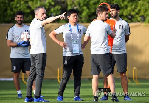 훈련에 앞서(두바이=연합뉴스) 안정원 기자 = 파울루 벤투 축구 국가대표팀 감독이 9일 오후(현지시간) 아랍에미리트 두바이 SSAD 알 맘자르 훈련장에서 코치진과 대화하고 있다.  2019.1.9 jeong@yna.co.kr
