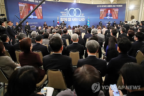 대통령 신년연설 '주목'(서울=연합뉴스) 황광모 기자 = 문재인 대통령이 10일 오전 청와대 본관에서 신년 기자회견을 앞두고 '새해 국정운영 방향'을 발표하는 동안 노영민 비서실장을 비롯한 신임 비서진과 청와대 관계자들이 영빈관에서 중계화면을 통해 발표를 지켜보고 있다. 2019.1.10 hkmpooh@yna.co.kr