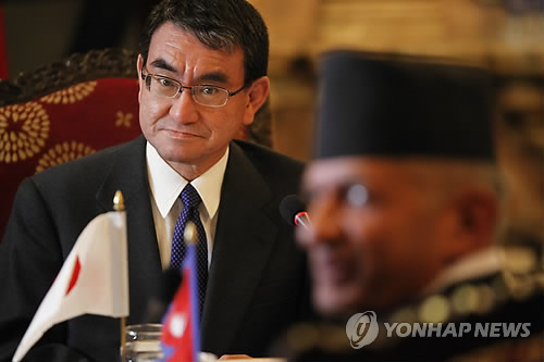 네팔 방문한 고노 日외무상…"韓, 징용배상 협의 요청에 응할 것"(카트만두 AP=연합뉴스) 고노 다로 일본 외무상(왼쪽)이 9일(현지시간) 네팔 수도 카트만두에서 프라디프 쿠마르 자와리 네팔 외무장관과 양자회담을 하고 있다. 네팔을 방문 중인 고노 외무상은 일본 정부가 징용배상 문제에 대해 정부 간 협의를 요청한 것에 대해 "한국 정부가 협의에 응할 것으로 생각한다"고 말했다고 NHK가 10일 전했다. 앞서 일본 정부는 신일철주금에 대한 한국 법원의 배상 판결과 자산 압류 결정과 관련해 1965년 한일 청구권협정에 기초한 정부 간 협의를 전날 한국 정부에 공식 요청했다. leekm@yna.co.kr