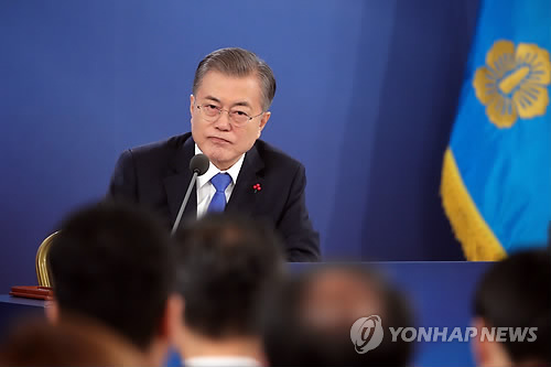 질문에 고민하는 문 대통령(서울=연합뉴스) 황광모 기자 = 문재인 대통령이 10일 오전 청와대 영빈관에서 열린 2019년 신년 기자회견에서 취재진 질문을 받은 뒤 고민하고 있다.  hkmpooh@yna.co.kr