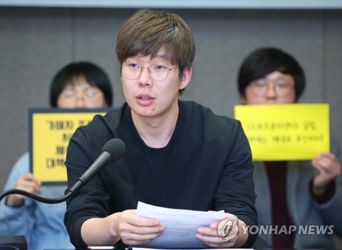 체육계 실태 밝히는 여준형 대표(서울=연합뉴스) 김도훈 기자 = 10일 오전 서울 중구 프레스센터에서 열린 조재범 코치 성폭력 사건 의혹 관련 진상규명 및 스포츠계 성폭력 문제 재발 방지 촉구 기자회견에서 젊은빙상인연대 여준형 대표가 발언을 하고 있다.  superdoo82@yna.co.kr