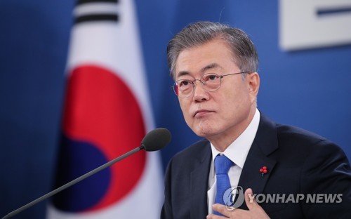 경제분야 질문에 답하는 문 대통령(서울=연합뉴스) 황광모 기자 = 문재인 대통령이 10일 오전 청와대 영빈관에서 열린 2019년 신년 기자회견에서 경제 분야 질문에 답하고 있다. hkmpooh@yna.co.kr