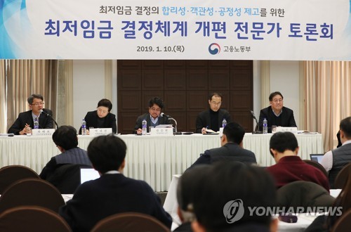 최저임금 결정체계 개편 전문가 토론회(서울=연합뉴스) 이지은 기자 = 10일 오후 서울 중구 프레스센터에서 열린 최저임금 결정체계 개편 전문가 토론회에서 최태호 고용노동부 근로기준정책과장(왼쪽)이 최저임금 결정체계 개편 논의 초안 주요내용과 관련해 발제를 하고 있다. jieunlee@yna.co.kr