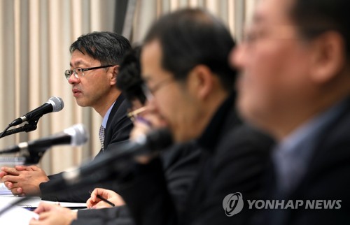 발제하는 최태호 근로기준정책과장(서울=연합뉴스) 이지은 기자 = 10일 오후 서울 중구 프레스센터에서 열린 최저임금 결정체계 개편 전문가 토론회에서 최태호 고용노동부 근로기준정책과장(왼쪽)이 발제를 하고 있다. jieunlee@yna.co.kr