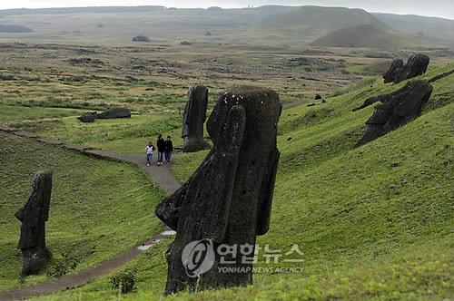 이스터섬 곳곳에 있는 모아이 석상[EPA=연합뉴스 자료사진]