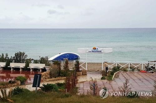 10일 이탈리아 칼라브리아 주의 토레 멜리사 해변에 쿠르드 난민들을 싣고 온 소형배가 전복돼 있다. [AP=연합뉴스]