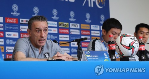 각오 밝히는 벤투 감독(알아인=연합뉴스) 안정원 기자 = 파울루 벤투 한국 축구대표팀 감독과 이용이 키르기스스탄과의 2019 AFC 아시안컵 UAE 조별 라운드 C조 2차전을 하루 앞둔 10일 오후(현지시간) 아랍에미리트 알아인 하자 빈 자예드 스타디움에서 공식 기자회견을 하고 있다. 2018.1.11 jeong@yna.co.kr