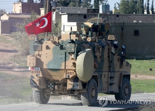 시리아 북부 만비즈 부근에서 이동 중인 터키군 차량    [로이터=연합뉴스]