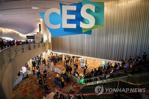 관람객들로 북적이는 CES 2019(라스베이거스=연합뉴스) 김인철 기자 = 세계 최대 가전·IT 박람회 'CES(Consumer Electronics Show) 2019' 개막 이틀째인 9일(현지시간) 미국 네바다주 라스베이거스 샌즈 엑스포(Sands Expo)에서 관람객들이 전시관으로 이동하고 있다. 2019.1.10 yatoya@yna.co.kr