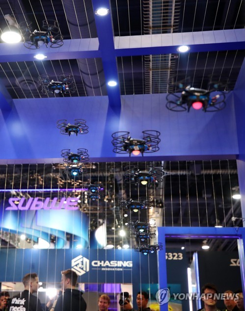 흐트러짐 없이 동시에 비행하는 미니 드론(라스베이거스=연합뉴스) 김인철 기자 = 세계 최대 가전·IT 박람회 'CES(Consumer Electronics Show) 2019' 개막 이틀째인 9일(현지시간) 미국 네바다주 라스베이거스 컨벤션센터에서 여러 대의 드론이 동시에 비행하고 있다. 2019.1.10 yatoya@yna.co.kr