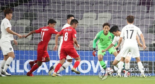 실점위기(알아인=연합뉴스) 안정원 기자 = 파울루 벤투 감독이 이끄는 한국 축구 국가대표팀이  11일 오후(현지시간) 아랍에미리트 알아인 하자 빈 자예드스타디움에서 열린   2019 AFC 아시안컵 UAE 조별 라운드 C조 2차전 키르기스스탄과의 경기에서 키르기스스탄의 크로스를 황인범이 걷어내고 있다   jeong@yna.co.kr