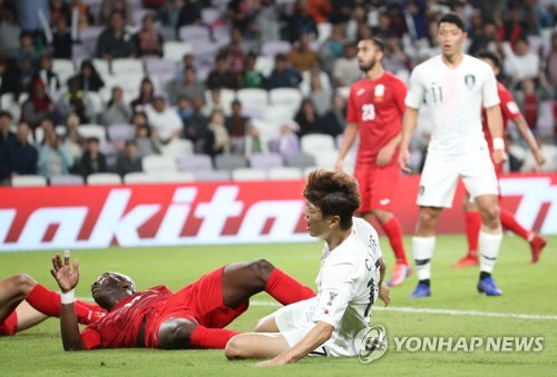 아쉽다 이청용(알아인=연합뉴스) 안정원 기자 = 파울루 벤투 감독이 이끄는 한국 축구 국가대표팀이  11일 오후(현지시간) 아랍에미리트 알아인 하자 빈 자예드스타디움에서 열린   2019 AFC 아시안컵 UAE 조별 라운드 C조 2차전 키르기스스탄과의 경기에서 이청용이 슛을 한 뒤 아쉬워 하고 있다   jeong@yna.co.kr