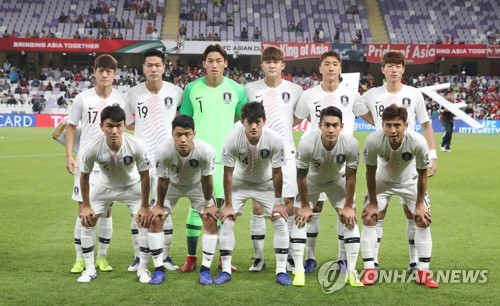 기념촬영하는 대표팀(알아인=연합뉴스) 안정원 기자 = 파울루 벤투 감독이 이끄는 한국 축구 국가대표팀이 11일 오후(현지시간) 아랍에미리트 알아인 하자 빈 자예드스타디움에서 열린   2019 AFC 아시안컵 UAE 조별 라운드 C조 2차전 키르기스스탄과의 경기에 앞서 기념촬영을 하고 있다.   jeong@yna.co.kr