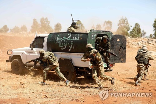 터키군의 지원을 받는 시리아 반군 연합체 '국가해방전선'(NLF)이 이들립에서 훈련하는 모습 [AFP=연합뉴스 자료사진]