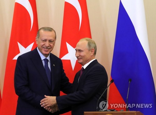 작년 9월 마지막 시리아 반군 지역에서 휴전을 시행하기로 합의한 푸틴 러시아 대통령(오른쪽)과 에르도안 터키 대통령 [타스=연합뉴스 자료사진]