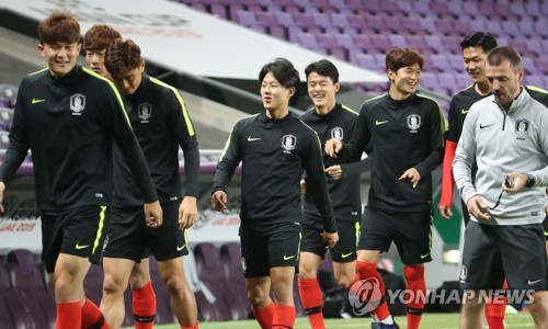 대표팀 분위기는 최고(알아인=연합뉴스) 안정원 기자 = 파울루 벤투 감독이 이끄는 축구 대표팀 김민재, 구자철, 황의조, 이승우, 주세종 등이  키르기스스탄과의 2019 AFC 아시안컵 UAE 조별 라운드 C조 2차전을 하루 앞둔 10일 오후(현지시간) 아랍에미리트 알아인 하자 빈 자예드 스타디움에서 웃으며 몸을 풀고 있다. 2019.1.11 jeong@yna.co.kr