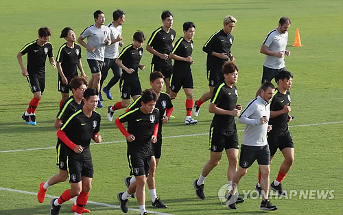 중국전 앞두고 구슬땀 흘리는 벤투호(아부다비=연합뉴스) 안정원 기자 = 축구 국가대표팀이 13일 오후(현지시간) 아랍에미리트 아부다비 뉴욕 대학교 육상경기장에서 몸을 풀기 위해 달리고 있다. 2019.1.13 jeong@yna.co.kr