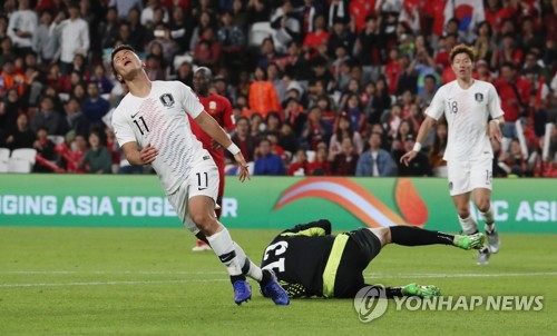 아쉬워하는 황희찬(알아인=연합뉴스) 안정원 기자 = 파울루 벤투 감독이 이끄는 한국 축구 국가대표팀 황희찬이 11일 오후(현지시간) 아랍에미리트 알아인 하자 빈 자예드스타디움에서 열린   2019 AFC 아시안컵 UAE 조별 라운드 C조 2차전 키르기스스탄과의 경기에서 아쉬워하고 있다. 2019.1.12 jeong@yna.co.kr