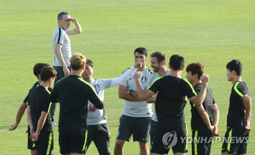 중국전 답이 보이나요?(아부다비=연합뉴스) 안정원 기자 = 파울루 벤투 감독이 13일 오후(현지시간) 아랍에미리트 아부다비 뉴욕 대학교 육상경기장에서 소그룹으로 훈련하는 선수들을 바라보고 있다. 2019.1.13 jeong@yna.co.kr