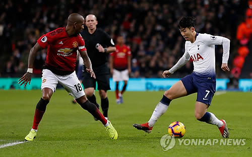 상대 제치려는 손흥민…맨유전 풀타임, 득점엔 실패(런던 AFP=연합뉴스) 13일(현지시간) 영국 런던 웸블리 스타디움의 2018-2019 잉글랜드 프로축구 프리미어리그 22라운드 맨체스터 유나이티드(맨유)와 홈경기에서, 손흥민(토트넘, 오른쪽)이 상대 애슐리 영(왼쪽)을 제치려 하고 있다. 
     손흥민은 이날 90분 풀타임 동안 뛰었으나 공격포인트는 올리지는 못했다. 토트넘의 0-1 패배. 맨유는 5연승에 성공했다. 손흥민은 곧바로 2019 아시아축구연맹(AFC) 아시안컵이 열리는 아랍에미리트(UAE)로 이동해 한국 축구대표팀에 합류한다. bulls@yna.co.kr