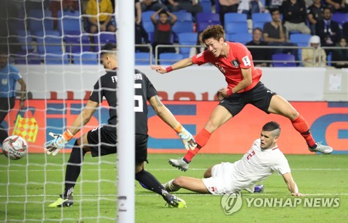 슛하는 황의조(두바이=연합뉴스) 안정원 기자 = 파울루 벤투 감독이 이끄는 한국 축구 국가대표팀이 7일 오후(현지시간) 아랍에미리트 두바이 알 막툼 스타디움에서 열린   2019 AFC 아시안컵 UAE 조별 라운드 C조 필리핀과의 경기에서 황의조가 슛을 하고 있다. 2019.1.8 jeong@yna.co.kr