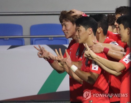 첫골 세리머니(두바이=연합뉴스) 안정원 기자 = 파울루 벤투 감독이 이끄는 한국 축구 국가대표팀이 7일 오후(현지시간) 아랍에미리트 두바이 알 막툼 스타디움에서 열린   2019 AFC 아시안컵 UAE 조별 라운드 C조 필리핀과의 경기에서 황의조가 첫골을 넣고 동료들과 세리머니를 하고 있다. 2019.1.8 jeong@yna.co.kr