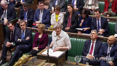 하원서 '브렉시트 합의안' 가결 촉구하는 메이 英총리(런던 AFP=연합뉴스) 브렉시트(Brexit·영국의 유럽연합 탈퇴) 합의안에 대한 승인 투표를 하루 앞둔 14일(현지시간) 테리사 메이 영국 총리가 하원에 출석해 합의안에 대한 가결을 촉구하고 있다, 영국 하원이 15일 오후 7시께 브렉시트 합의안에 대한 승인투표를 실시할 예정인 가운데 이번 투표는 최근 수십 년간의 영국 역사에 있어 가장 중요한 투표가 될 것으로 전망된다. leekm@yna.co.kr