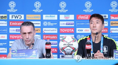 중국전 앞둔 벤투 감독(아부다비=연합뉴스) 안정원 기자 = 파울루 벤투  한국 축구 국가대표팀 감독과 정우영이  2019 AFC 아시안컵 UAE 조별 라운드 D조 3차전 중국과의 경기를 하루 앞둔 15일 오후(현지시간) 아랍에미리트 아부다비 알 나얀 경기장에서 공식 기자회견을 하고 있다. 2019.1.15 jeong@yna.co.kr