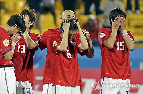 2011년 아시안컵 일본과 준결승전 승부차기에서 괴로워하는 선수들.[연합뉴스 자료사진]