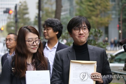 신일철주금 본사 앞에서 질문 답하는 피해자측 변호인들(도쿄=연합뉴스) 김병규 특파원 = 지난달 한국 대법원에서 판결이 내려진 강제징용 소송의 피해자측 변호인들이 12일 도쿄 지요다(千代田)구 마루노우치(丸ノ內)의 신일철주금 본사 앞에서 기자들의 질문에 답하고 있다. 이들은 한국과 일본의 시민단체 활동가들과 함께 신일철주금 본사를 찾았지만 사실상 문전박대당했다. 2018.11.12 bkkim@yna.co.kr