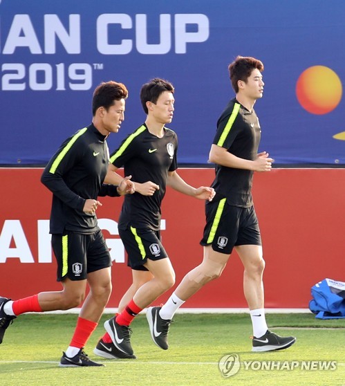 기성용은 달리고 싶다(아부다비=연합뉴스) 안정원 기자 = 부상 중인 한국 축구 국가대표팀 기성용, 이재성, 권경원이 13일 오후(현지시간) 아랍에미리트 아부다비 뉴욕 대학교 육상경기장에서 몸을 풀고 있다. 2019.1.13 jeong@yna.co.kr