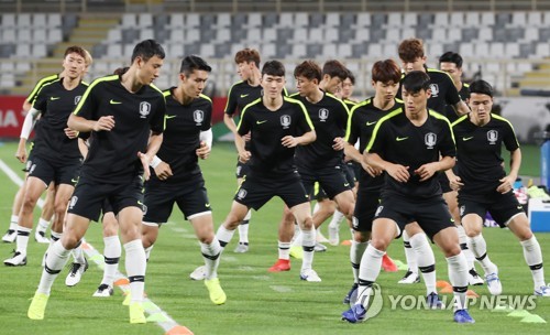훈련하는 대표팀(아부다비=연합뉴스) 안정원 기자 = 한국 축구 국가대표팀이 2019 AFC 아시안컵 UAE 조별 라운드 C조 3차전 중국과의 경기를 하루 앞둔 15일 오후(현지시간) 아랍에미리트 아부다비 알 나얀 경기장에서 몸을 풀고  있다.  jeong@yna.co.kr
