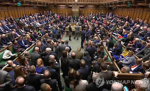 브렉시트 합의안 투표 결과 기다리는 의원들…사상 최대 표차로 부결(런던 EPA=연합뉴스) 15일(현지시간) 영국 하원에서 브렉시트(Brexit) 합의안 승인투표가 종료된 후 의원들이 개표 결과를 기다리고 있다. 브렉시트 합의안은 이날 투표에서 찬성 202표, 반대 432표로 부결됐다. 영국 의정 사상 정부가 200표가 넘는 표차로 의회에서 패배한 것은 이번이 처음이다. ymarshal@yna.co.kr