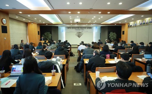 산자부-무역협회, WTO 전자상거래 협상추진 공청회(서울=연합뉴스) 홍해인 기자 = 16일 오전 서울 삼성동 트레이드타워 한국무역협회 대회의실에서 '세계무역기구(WTO) 전자상거래 협상추진 공청회'가 열리고 있다.
이번 공청회는 올 상반기 시작되는 WTO의 전자상거래 규범 관련 협상에 앞서 '통상 조약의 체결 절차 및 이행에 관한 법률' 제7조에 따라 이해관계자와 전문가 의견을 청취하기 위해 마련됐다. hihong@yna.co.kr