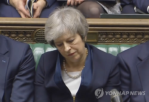 브렉시트(Brexit) 합의안이 15일(현지시간) 영국 하원 표결에서 찬성 202표, 반대 432표로 부결되자 테리사 메이 총리가 침통한 표정을 짓고 있다. 
[EPA=연합뉴스]