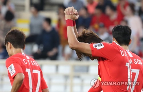 황의조 선제골!(아부다비=연합뉴스) 안정원 기자 = 16일 오후(현지시간) 아랍에미리트 아부다비 알 나얀 스타디움에서 열린 한국과 중국의 아시안컵 조별리그 C조 3차전에서 페널티킥으로 선제골을 넣은 황의조가 기뻐하고 있다. 2019.1.16 jeong@yna.co.kr