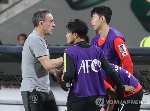악수하는 벤투 감독과 손흥민(아부다비=연합뉴스) 안정원 기자 = 16일 오후(현지시간) 아랍에미리트 아부다비 알 나얀 스타디움에서 열린 한국과 중국의 아시안컵 조별리그 C조 3차전에서 승리한 축구대표팀 파울루 벤투 감독과 손흥민이 경기가 끝난 뒤 악수하고 있다. 2019.1.17 jeong@yna.co.kr