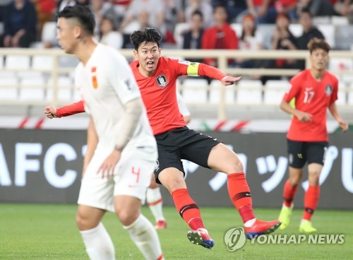 제발 들어가라(아부다비=연합뉴스) 안정원 기자 = 16일 오후(현지시간) 아랍에미리트 아부다비 알 나얀 스타디움에서 열린 한국과 중국의 아시안컵 조별리그 C조 3차전에서 손흥민이 슛을 하고 있다. 2019.1.17 jeong@yna.co.kr