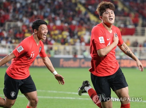 골 넣는 수비수 김민재(아부다비=연합뉴스) 안정원 기자 = 16일 오후(현지시간) 아랍에미리트 아부다비 알 나얀 스타디움에서 열린 한국과 중국의 아시안컵 조별리그 C조 3차전에서 후반 김민재가 헤딩골을 넣은 뒤 기뻐하고 있다. 2019.1.17 jeong@yna.co.kr