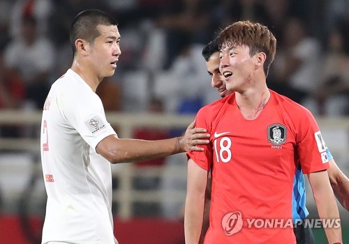 황의조, 목에 난 상처도 잊고(아부다비=연합뉴스) 안정원 기자 = 16일 오후(현지시간) 아랍에미리트 아부다비 알 나얀 스타디움에서 열린 한국과 중국의 아시안컵 조별리그 C조 3차전에서 후반 황의조의 목에 상처가 나있다. 2019.1.17 jeong@yna.co.kr