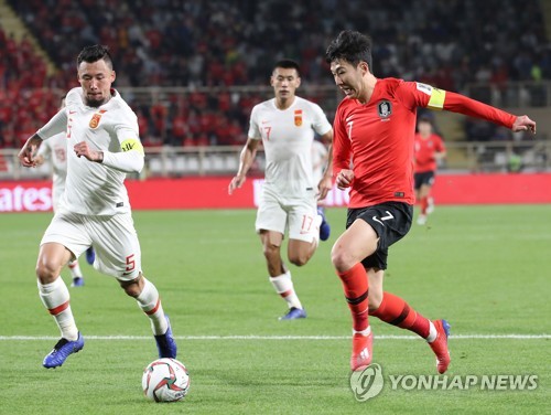 벤투호 주장 맡은 손흥민의 활약(아부다비=연합뉴스) 안정원 기자 = 16일 오후(현지시간) 아랍에미리트 아부다비 알 나얀 스타디움에서 열린 한국과 중국의 아시안컵 조별리그 C조 3차전에서 후반 손흥민이 수비수를 따돌리고 있다. 2019.1.17 jeong@yna.co.kr