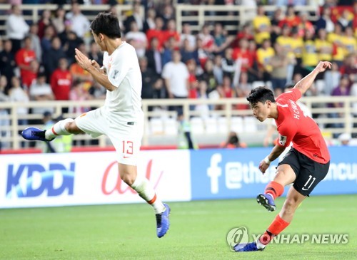 슛하는 황희찬(아부다비=연합뉴스) 안정원 기자 = 16일 오후(현지시간) 아랍에미리트 아부다비 알 나얀 스타디움에서 열린 한국과 중국의 아시안컵 조별리그 C조 3차전에서 후반 황희찬이 슛을 하고 있다. 2019.1.17 jeong@yna.co.kr