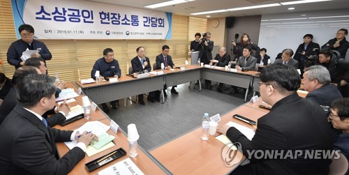 소상공인연합회 방문한 홍남기 부총리(서울=연합뉴스) 한상균 기자 = 홍남기 부총리 겸 기획재정부 장관이 17일 동작구 소상공인연합회에서 현장간담회를 하고 있다. xyz@yna.co.kr