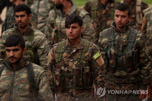 지난달 31일 시리아 북부 까미슐리에서 열린 전우의 장례식에 모인 SDF 부대원   [AFP=연합뉴스]