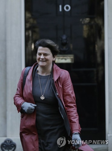 총리실을 찾은 알린 포스터 민주연합당(DUP) 대표 [AP=연합뉴스]