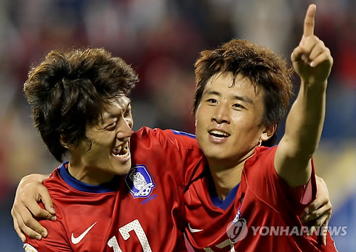 구자철  '골 골 골!'(도하<카타르>=연합뉴스) 김주성 기자 = 구자철이 2011년 1월 11일 오전(한국시간) 카타르 도하 알가라파 스타디움에서 열린 아시안컵 C조 한국 대 바레인 경기에서 첫 골을 성공시킨 후 이청용과 환호하고 있다. 2011.1.11 utzza@yna.co.kr